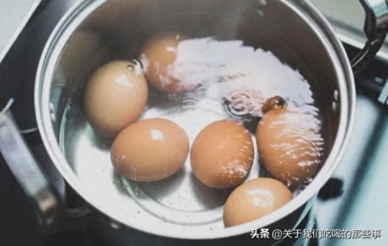 如何煮鸡蛋好剥皮不粘(鸡蛋泡了冷水还是难剥)