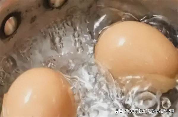如何煮鸡蛋好剥皮不粘(鸡蛋泡了冷水还是难剥)