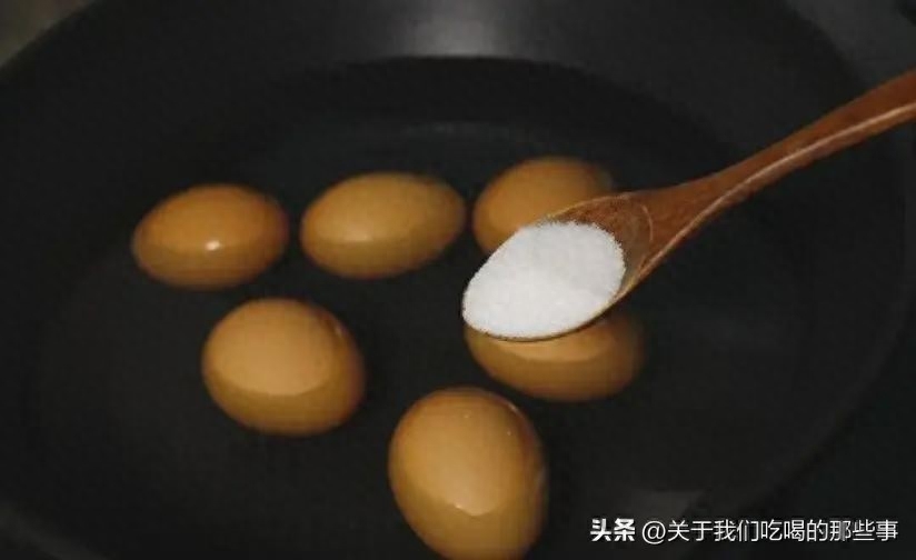 如何煮鸡蛋好剥皮不粘(鸡蛋泡了冷水还是难剥)