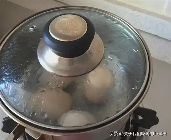 如何煮鸡蛋好剥皮不粘(鸡蛋泡了冷水还是难剥)