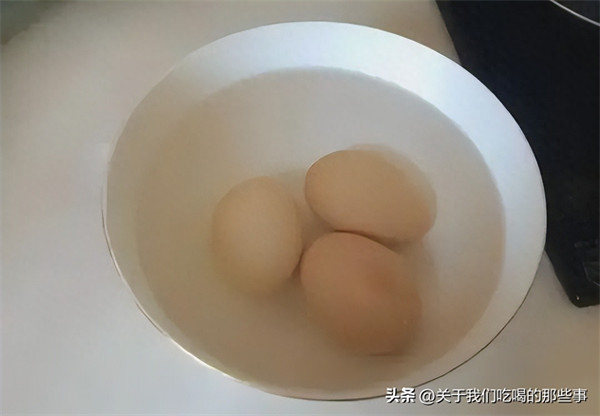 如何煮鸡蛋好剥皮不粘(鸡蛋泡了冷水还是难剥)