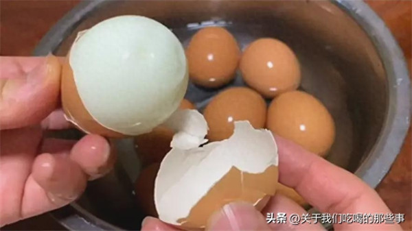 如何煮鸡蛋好剥皮不粘(鸡蛋泡了冷水还是难剥)