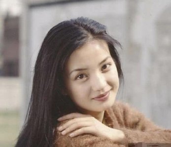 ​赵薇“女儿”颜值高被禁整容，13岁就有“电线杆腿”，等你长大