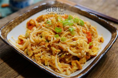 ​金针菇搭配什么菜炒着吃？和它炒才是绝配，每隔几天做一盘，儿子总喊不够吃！