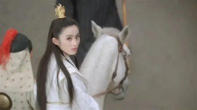 ​张敏回眸一笑：英姿飒爽与性感妩媚的完美融合