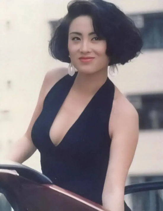 张敏回眸一笑：英姿飒爽与性感妩媚的完美融合 - 