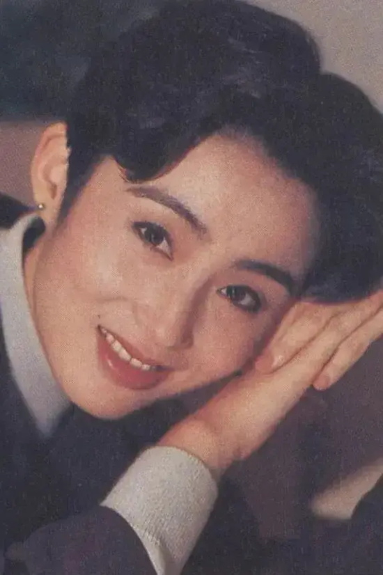 张敏回眸一笑：英姿飒爽与性感妩媚的完美融合 - 
