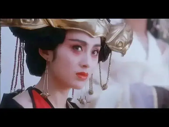张敏回眸一笑：英姿飒爽与性感妩媚的完美融合 - 
