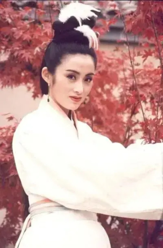 张敏回眸一笑：英姿飒爽与性感妩媚的完美融合 - 