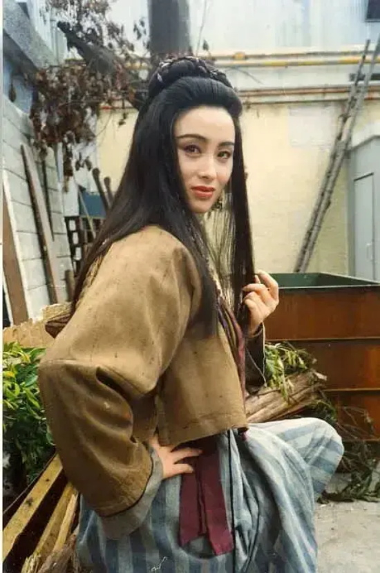 张敏回眸一笑：英姿飒爽与性感妩媚的完美融合 - 