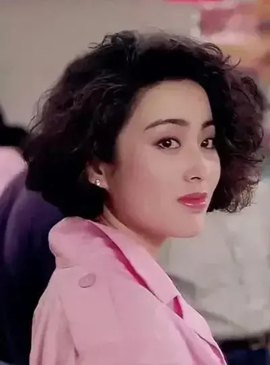 张敏回眸一笑：英姿飒爽与性感妩媚的完美融合 - 