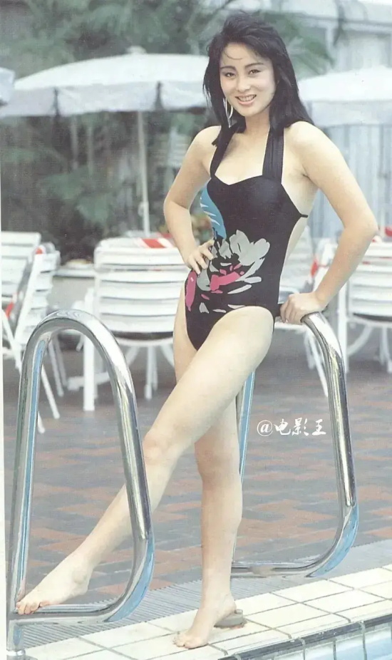 张敏回眸一笑：英姿飒爽与性感妩媚的完美融合 - 