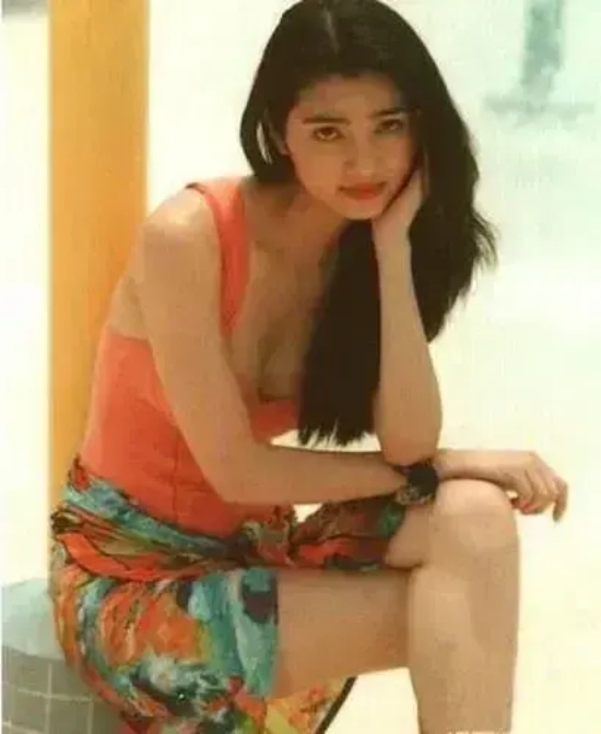 洪欣早年清纯写真合集，宛如夜里一颗闪闪发光的夜明珠
