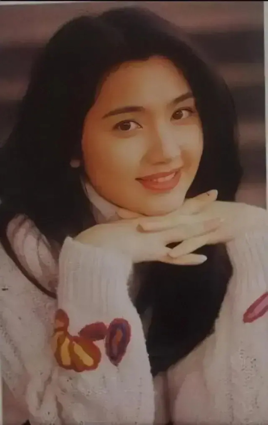 洪欣早年清纯写真合集，宛如夜里一颗闪闪发光的夜明珠