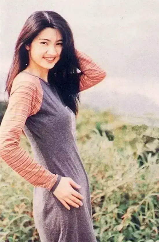 洪欣早年清纯写真合集，宛如夜里一颗闪闪发光的夜明珠