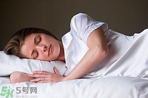 女生趴着睡对乳房好吗？女生趴着睡对胸部有什么坏处？