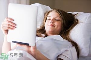 女生趴着睡对乳房好吗？女生趴着睡对胸部有什么坏处？
