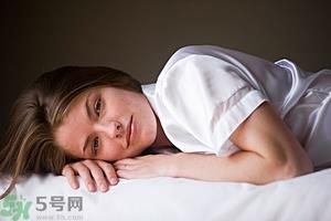 女生趴着睡对乳房好吗？女生趴着睡对胸部有什么坏处？