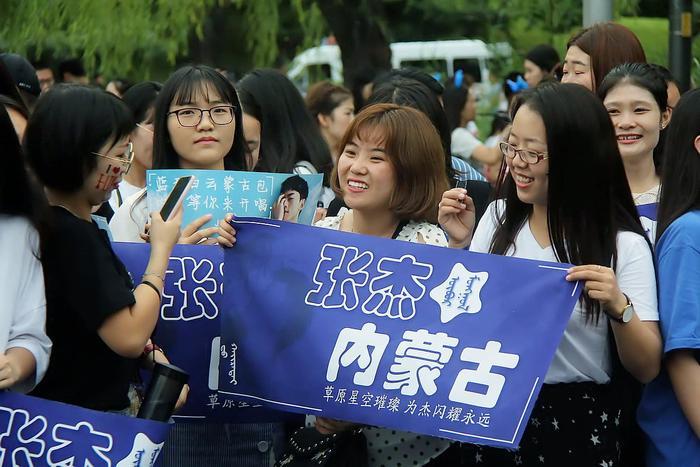 张杰北京鸟巢开演唱会，到场8万人九成都是女粉丝