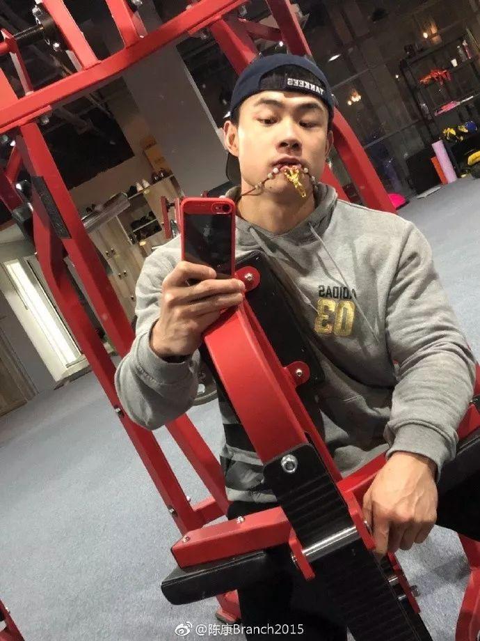 童颜巨肌！！从瘦弱小伙到IFFB第二，他绝对是中国最该被关注的肌肉男！