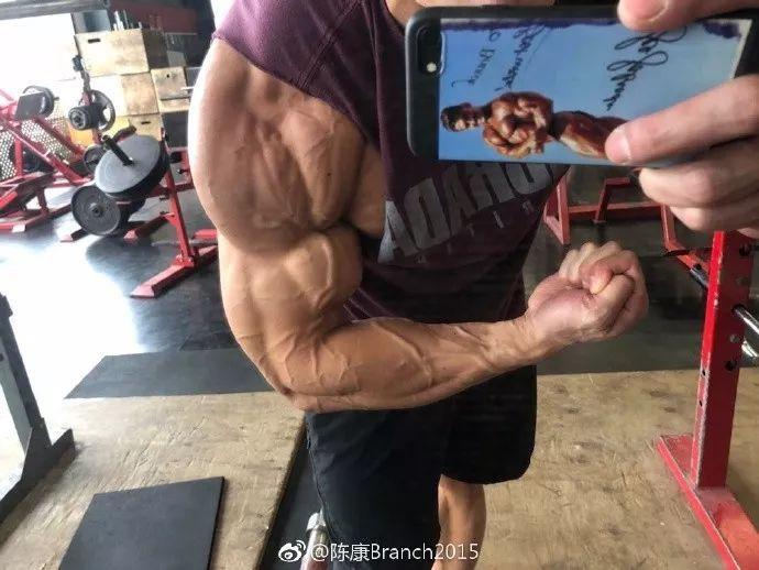 童颜巨肌！！从瘦弱小伙到IFFB第二，他绝对是中国最该被关注的肌肉男！