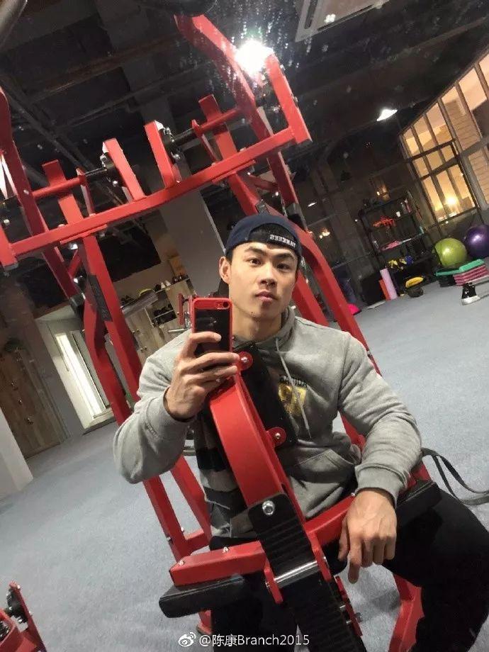 童颜巨肌！！从瘦弱小伙到IFFB第二，他绝对是中国最该被关注的肌肉男！