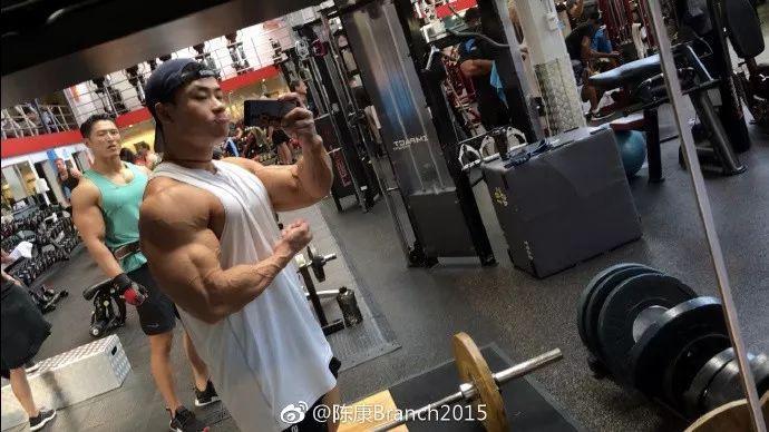 童颜巨肌！！从瘦弱小伙到IFFB第二，他绝对是中国最该被关注的肌肉男！