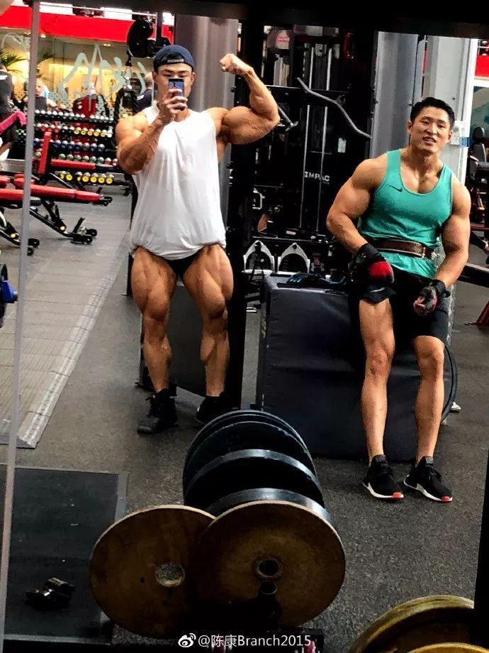 童颜巨肌！！从瘦弱小伙到IFFB第二，他绝对是中国最该被关注的肌肉男！