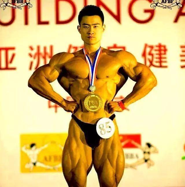 童颜巨肌！！从瘦弱小伙到IFFB第二，他绝对是中国最该被关注的肌肉男！