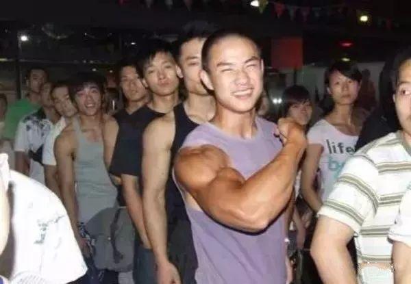 童颜巨肌！！从瘦弱小伙到IFFB第二，他绝对是中国最该被关注的肌肉男！