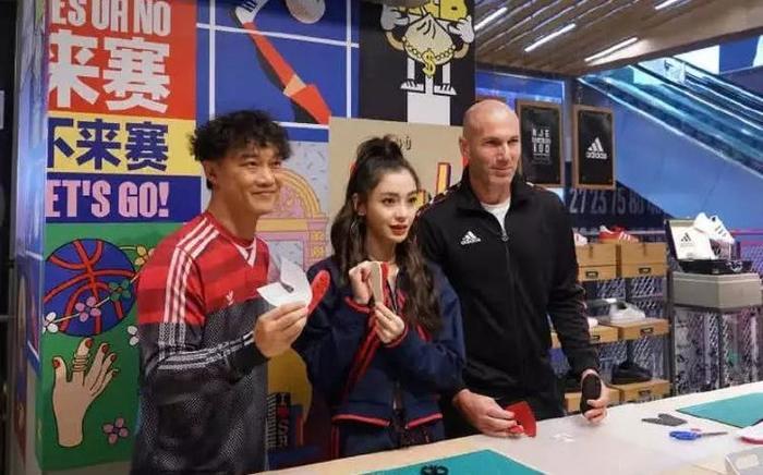 44岁陈奕迅玩心大发，与齐达内合照表情失控，大妈泡面头亮了！