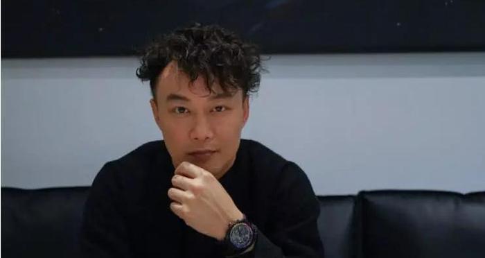44岁陈奕迅玩心大发，与齐达内合照表情失控，大妈泡面头亮了！