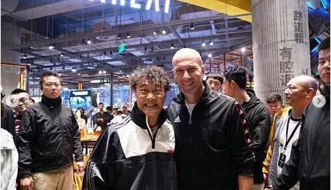 44岁陈奕迅玩心大发，与齐达内合照表情失控，大妈泡面头亮了！