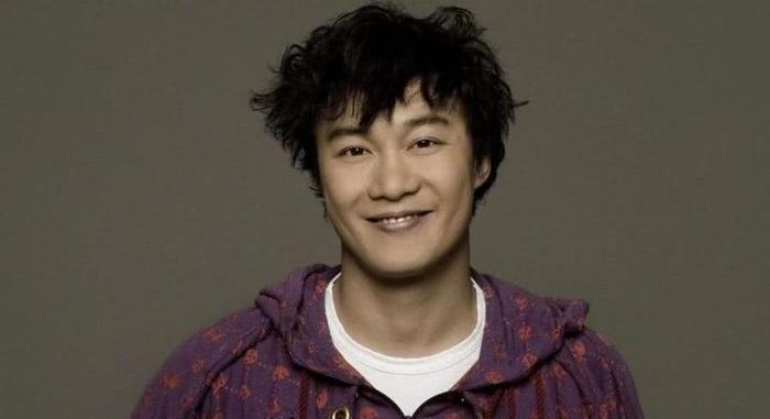 44岁陈奕迅玩心大发，与齐达内合照表情失控，大妈泡面头亮了！