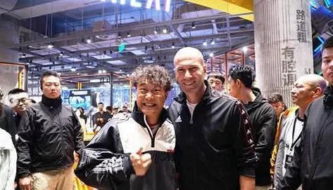 44岁陈奕迅玩心大发，与齐达内合照表情失控，大妈泡面头亮了！