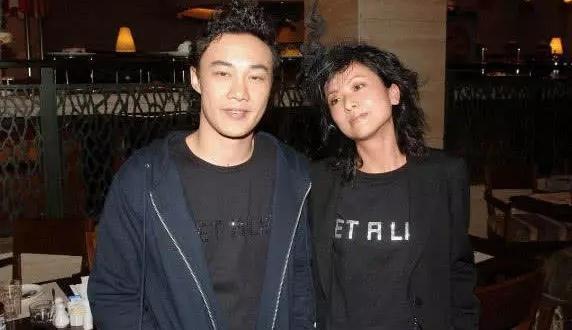44岁陈奕迅玩心大发，与齐达内合照表情失控，大妈泡面头亮了！