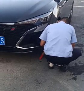 ​珠海一小车停路边被锁车罚款开锁要收20元？回应：村委会人员锁车收费