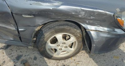 ​汽车右前轮被撞后移了怎么办