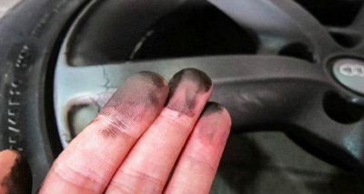 ​轮毂上的黑色污垢是怎么回事