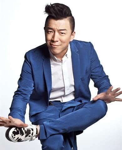 黄渤一家四口一同出行，夫妻装扮黑白配，两个女儿罕见曝光