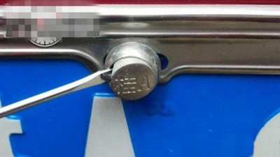 ​车牌上的固封帽如何拆卸