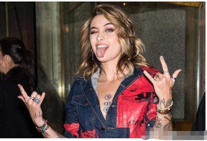迈克杰克逊19岁女儿机场照，看着一脸疲倦，她自主创业不靠遗产
