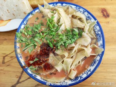 ​嘎巴菜是天津独有的特色早点……