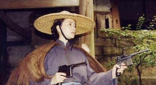 抗日女侠卖掉耕牛换机枪，带领家人击毙百名鬼子，牺牲时才47岁