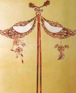 ​步摇冠：冠名。《汉书·江充传》：“充衣纱縠蝉衣，曲裾后垂交输
