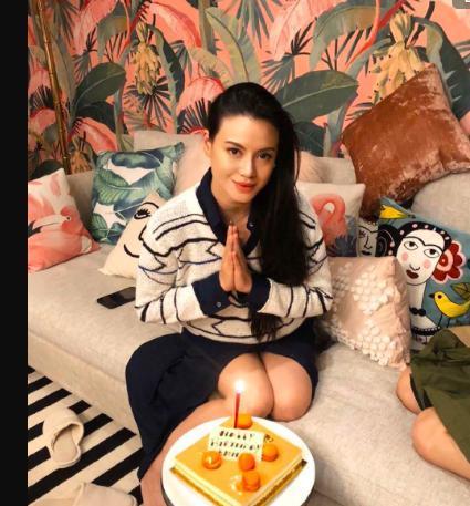 徐子淇超低调，李家诚老婆穿风衣去林恬儿家做客，拿红酒杯不抢镜