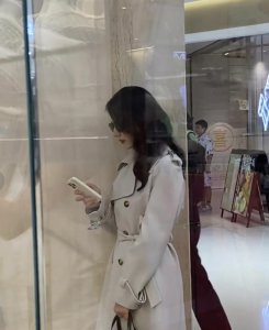 ​青岛偶遇高圆圆，穿风衣霸气十足，44岁一出手仍是颜值天花板