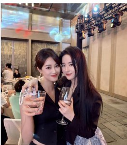 ​蓝盈莹和刘亦菲同框：刘亦菲一身行头十几万，蓝盈莹笑起来甜美