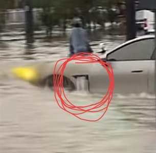​小米SU7积水街道当船开 网友：原来翼子板的设计是排水孔_ZAKER新闻