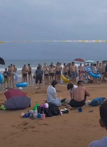 ​小伙青岛海边溺水被救起，目击者称现场抢救半小时无生命体征，派出所：已通知